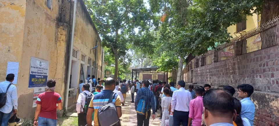 Crowds of jobseekers arriving at Agravan's Mega Job Fair in Agra