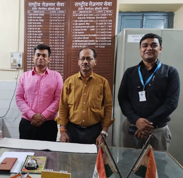 Agravan team with officials at the Regional Employment Exchange, Agra